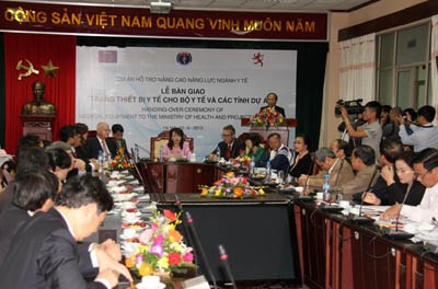 Uni Eropa memberikan bantuan keuangan untuk peralatan kesehatan kepada provinsi Ha Nam - ảnh 1
