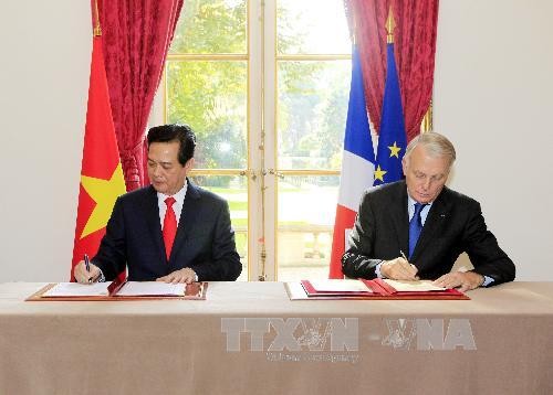 Resmi meningkatkan hubungan Vietnam-Perancis menjadi hubungan kemitraan strategis - ảnh 1