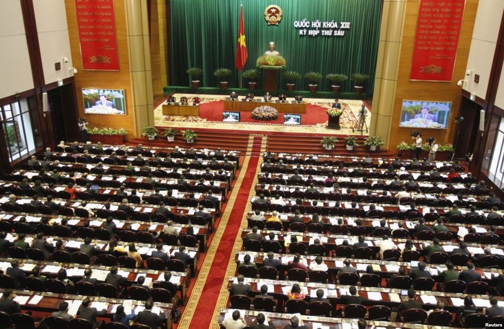 Majelis Nasional berbahas tentang rancangan anggaran keuangan negara tahun 2013 - ảnh 1