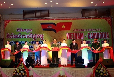 Pembukaan Pekan Raya Perdagangan Vietnam-Kamboja 2013. - ảnh 1
