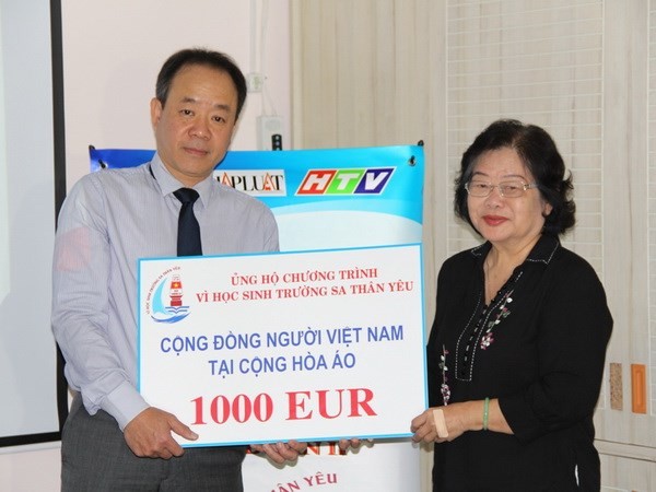 Komunitas diaspora Vietnam di Austria memberikan bantuan sebesar Euro 1.000 untuk membangun sekolahan di kecamatan pulau Sinh Ton - ảnh 1