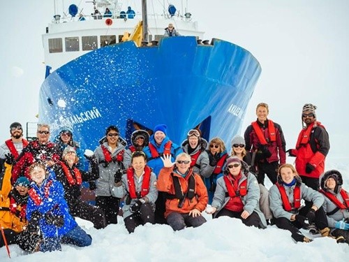 Cuaca buruk merintangi upaya menyelamatkan kapal yang macet di  kutub Selatan - ảnh 1