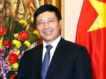 Deputi Perdana Menteri, Menlu Pham Binh Minh melakukan pembicaraan per telepon dengan Dewan Negara Tiongkok, Yang Jiachi - ảnh 1