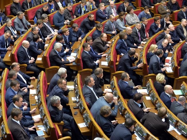 Ukraina: Parlemen mengesahkan Undang-Undang tentang remisi, pimpinan oposisi mengimbau terus melakukan demonstrasi - ảnh 1
