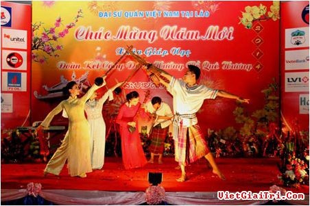 Kaum diaspora Vietnam di luar negeri merayakan Hari Raya Tet trasional. - ảnh 1