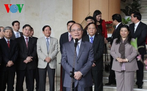 Ketua MN Nguyen Sinh Hung menjunjung tinggi tanggung-jawab menterjemahkan  UUD ke dalam praktek kehidupan - ảnh 1