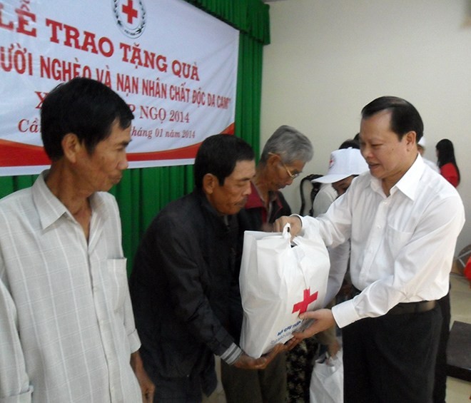 Hampir VND 500 miliar digunakan untuk memiikirkan jaring pengaman sosial pada kesempatan Hari Raya Tet di daerah dataran rendah sungai Mekong - ảnh 1
