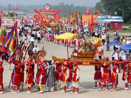 Ciri khas dari upacara mengarak tandu di daerah cikal bakal Raja Hung - ảnh 1