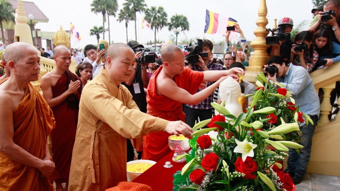 Hari Raya Chol Chnam Thmay mengawali aktivitas-aktivitas menyambut Hari Budaya Etnis-Etnis Vietnam - ảnh 1