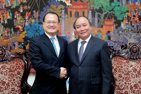 Deputi Perdana Menteri Nguyen Xuan Phuc menerima Ketua Grup SUNWAH - ảnh 1