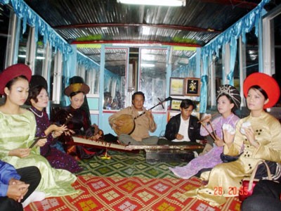 Pernah pada satu masa lagu rakyat Hue menyambungkan dengan daerah Vietnam Tengah - ảnh 3