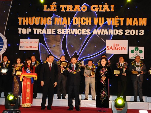 Memuliakan para wirausaha dan badan usaha yang memperoleh penghargaan “Perdagangan dan jasa layanan Vietnam tahun 2013
