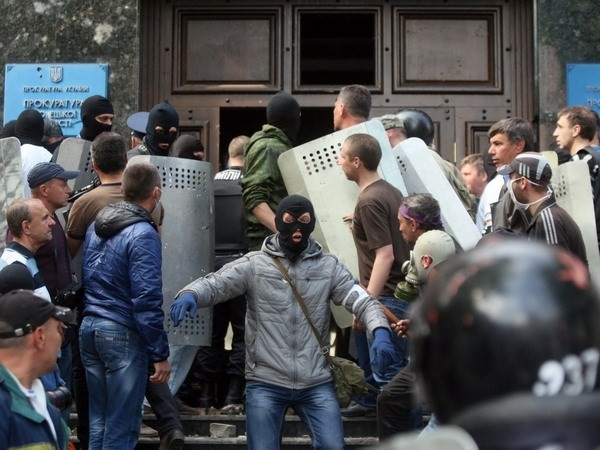 Ukraina: Para demonstran menduduki lagi gedung kantor pemerintahan di daerah sebelah Tenggara - ảnh 1