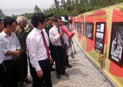 Provinsi Quang Binh mengadakan pameran foto “Dien Bien Phu-Buku sejarah emas yang cemerlang” - ảnh 1