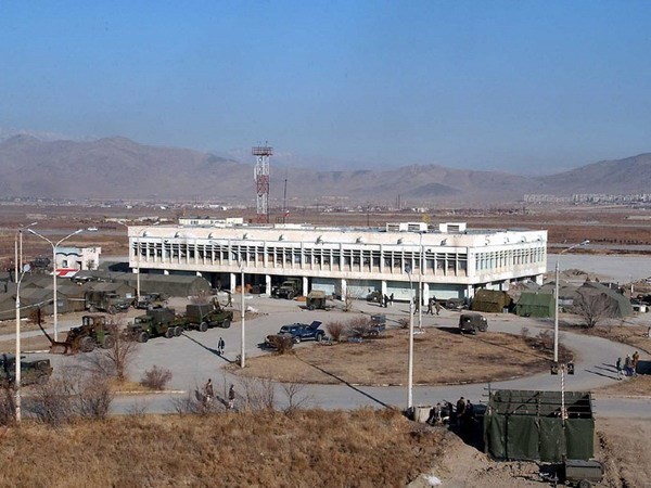 Kaum pembangkang Afghanistan menyerang bandara udara Kabul - ảnh 1