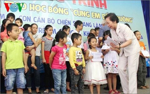 Wakil Presiden Nguyen Thi Doan menyampaikan bea siswa “Bersama dengan anak-anak datang ke sekolah” - ảnh 1