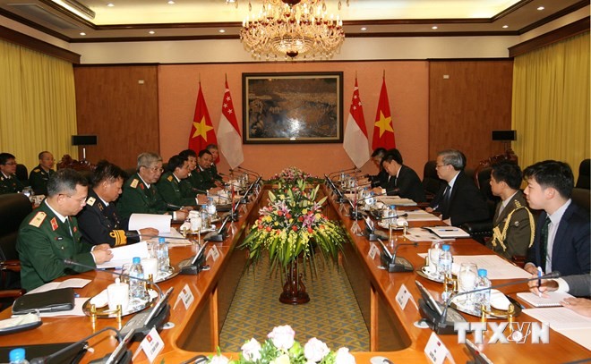 Memperkuat kerjasama pertahanan Vietnam-Singapura - ảnh 1