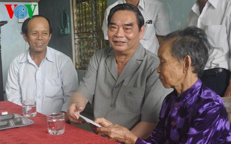 Anggota Harian Sekretariat Komite Sentral Partai Komunis Vietnam, Le Hong Anh melakukan kunjungan kerja di provinsi Quang Nam - ảnh 1