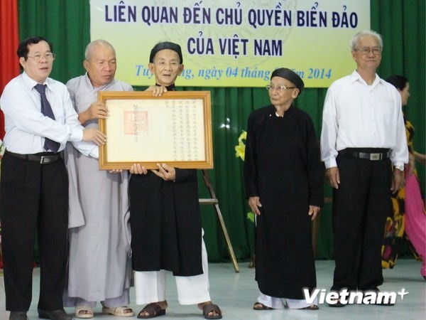 Menghadiahkan dokumen bernilai yang bersangkutan dengan kedaulatan laut dan pulau Vietnam - ảnh 1