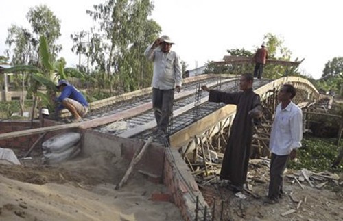 Bhandanta Thich Le Tan membangun jembatan untuk kaum tani - ảnh 1