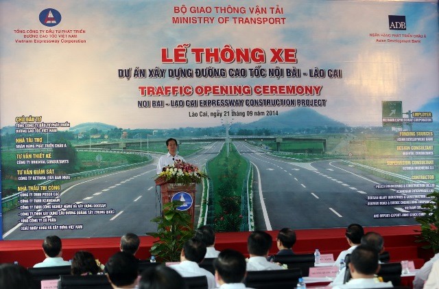 PM Nguyen Tan Dung menghadiri upacara meresmikan proyek jalan tol Noi Bai-Lao Cai - ảnh 1