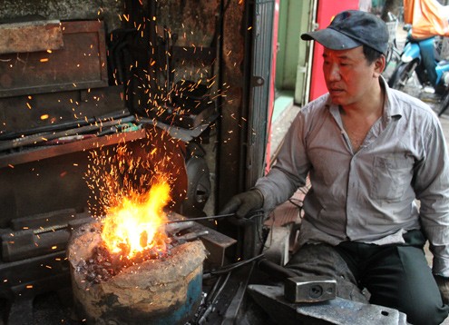 Potret seorang tukang besi di sektor kota kuno Hanoi - ảnh 1
