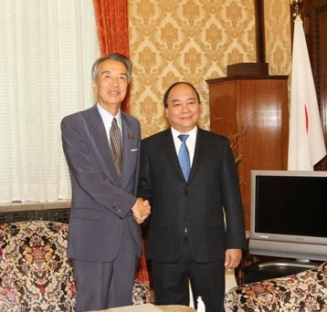 Deputi Perdana Menteri Nguyen Xuan Phuc melakukan pertemuan dengan pimpinan Parlemen Jepang - ảnh 1