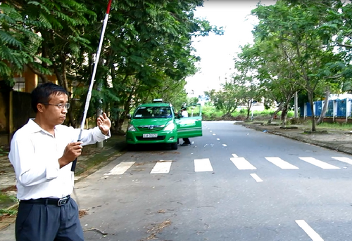 Seorang guru dan tongkat pintar pencari jalan untuk tuna netra - ảnh 1