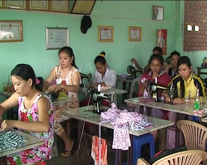 Berupaya mengurangi kemiskinan di satu kecamatan daerah pemukiman rakyat etnis minoritas Khmer - ảnh 1