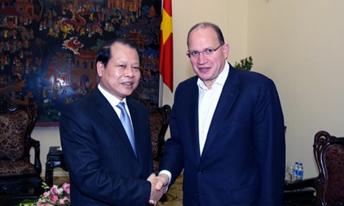 Partai Komunis, Negara dan Pemerintah Vietnam menyokong partisipasi para investor asing dalam proses restrukturisasi perekonomian - ảnh 1