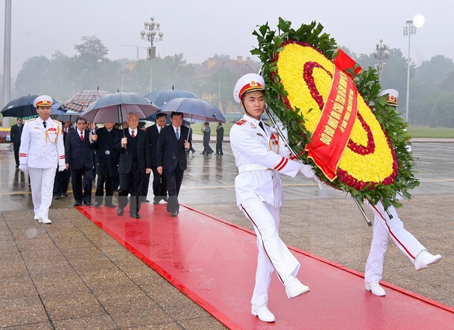 Pimpinan Partai dan Negara masuk mousolium untuk berziarah kepada Presiden Ho Chi Minh - ảnh 1