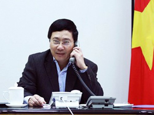 Deputi PM, Menlu Pham Binh Minh melakukan pembicaraa via telepon dengan Anggota Dewan Negara Tiongkok dan Menlu AS - ảnh 1