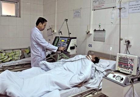 Vietnam mempercepat peta jalan pelaksanaan asuransi kesehatan seluruh rakyat - ảnh 1