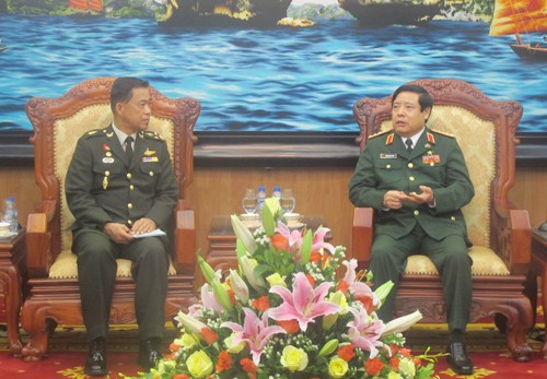 Panglima Angkatan Pertahanan Thailand mengunjungi Vietnam - ảnh 1