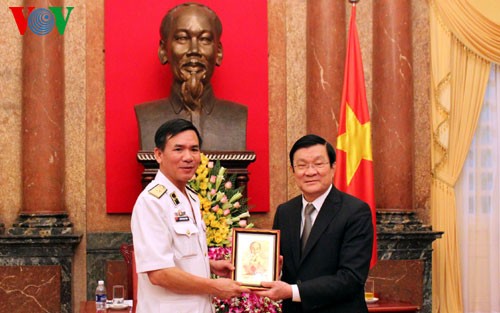 Presiden Truong Tan Sang melakukan pertemuan dengan perseorangan dan kolektif tipikal Angkatan Laut Vietnam - ảnh 1