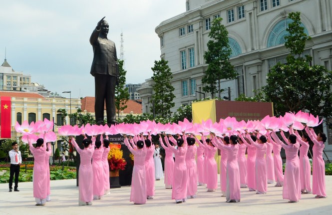 Meresmikan Tugu monumen Presiden Ho Chi Minh di kota Ho Chi Minh - ảnh 1