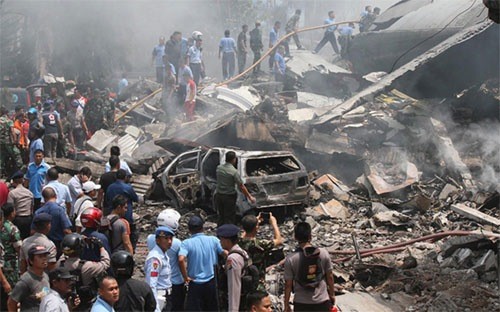 Lebih dari 140 orang tewas dalam kasus jatuhnya pesawat terbang di Indonesia - ảnh 1