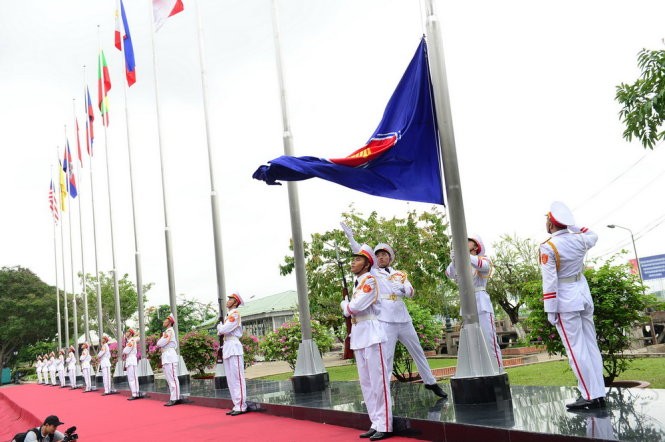 Upacara bendera dan peringatan ulang tahun ke-20 masuknya Vietnam ke dalam ASEAN - ảnh 1