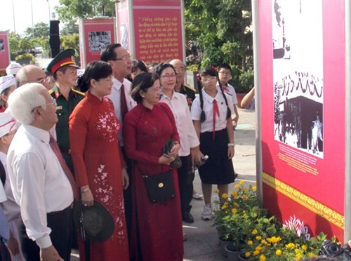 Pembukaan pameran “Semangat Revolusi Agustus dan Hari Nasional tetap bergema abadi selama 70 tahun” di kota Ho Chi Minh - ảnh 1