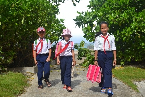 Perasaan hangat antara guru dan pelajar di pulau Sinh Ton-kabupaten pulau Truong Sa - ảnh 1