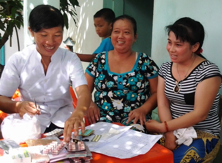 Kaum wanita kabupaten Hon Dat saling bantu  mengembangkan ekonomi - ảnh 1