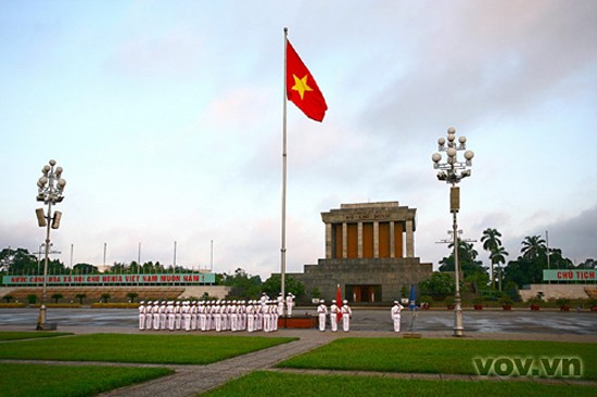 Upacara penaikan  dan penurunan Bendera Nasional di lapangan Ba Dinh-Kebanggaan warga ibu kota Hanoi - ảnh 1