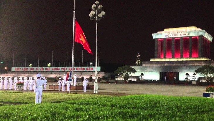 Upacara penaikan  dan penurunan Bendera Nasional di lapangan Ba Dinh-Kebanggaan warga ibu kota Hanoi - ảnh 2