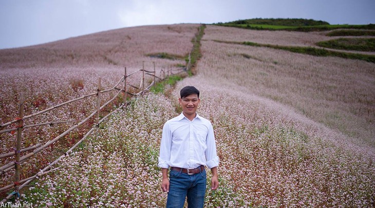 Saudara Luong Van Truong-Orang yang membantu warga kecamatan Lu Than mengembangkan pariwisata bunga gandum kuda - ảnh 1