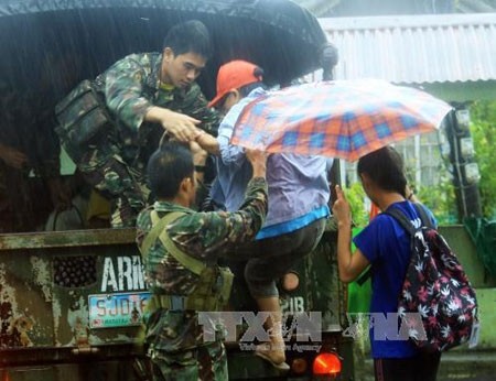 Filipina mengungsikan 700.000 orang untuk menghindari taupan Melor - ảnh 1