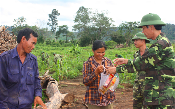 Pos tentara perbatasan koridor internasional Le Thanh melaksanakan dengan baik pekerjaan penggerakan massa rakyat dan hubungan luar negeri - ảnh 1