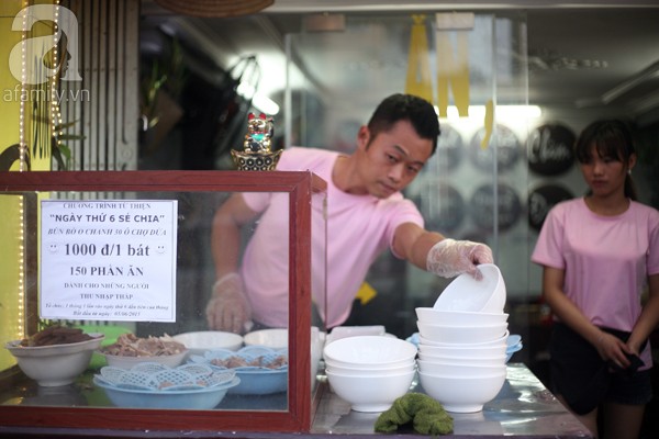 Satu mangkuk mihun daging sapi dengan harga 1.000 dong Vietnam menghangatkan hati pekerja miskin - ảnh 1