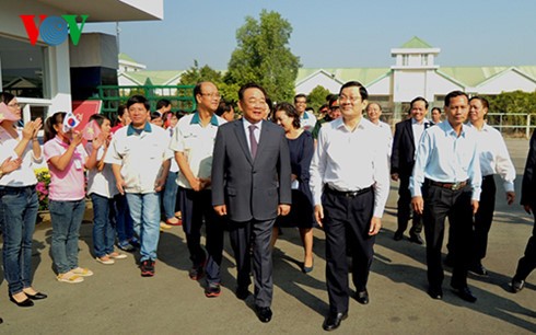 Presiden Truong Tan Sang mengunjungi dan mengucapkan selamat Hari Raya Tet di provinsi Tay Ninh - ảnh 1