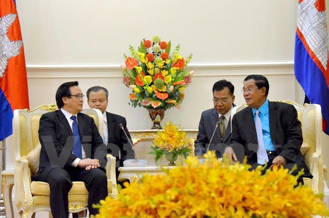 Hoang Binh Quan, Utusan Khusus dari Sekjen KS PKV menyampaikan hasil Kongres Nasional ke-12 PKV kepada para pemimpin Kamboja - ảnh 1