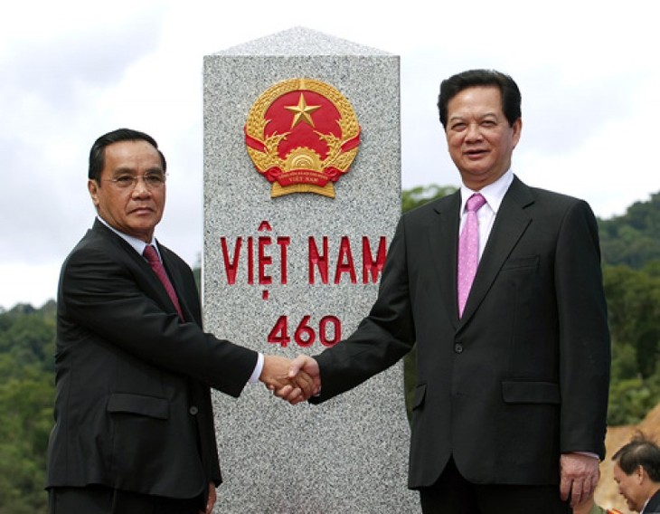 PM dua negara Vietnam dan Laos memimpin acara evaluasi menyelesaikan proyek merapatkan dan memugar sistim tonggak perbatasan nasional Vietnam-Laos - ảnh 1